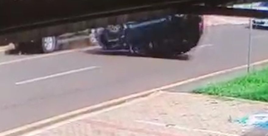 Vídeo: Mulher capota Duster após atingir S-10 que estava estacionada