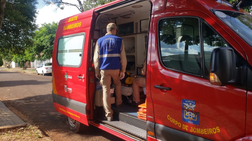 Idosa escorrega na calçada e sofre queda na Rua Trento