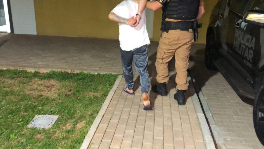 Jovem é preso após esfaquear homem durante briga no Riviera
