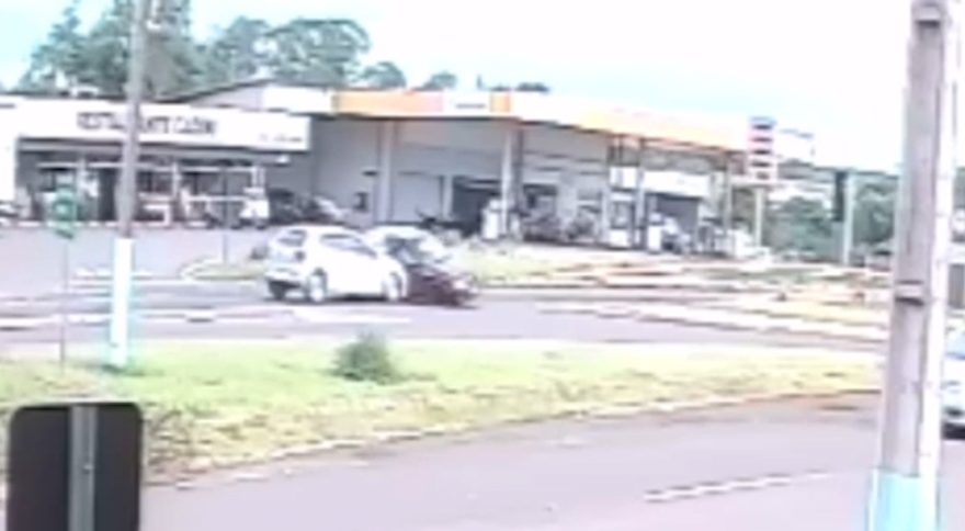 Agro Cafeeira: Vídeo mostra momento em que carro cruza rodovia e provoca acidente