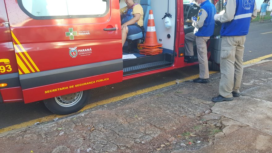 Mulher quebra o nariz após tropeçar em calçada e bater a cabeça no chão
