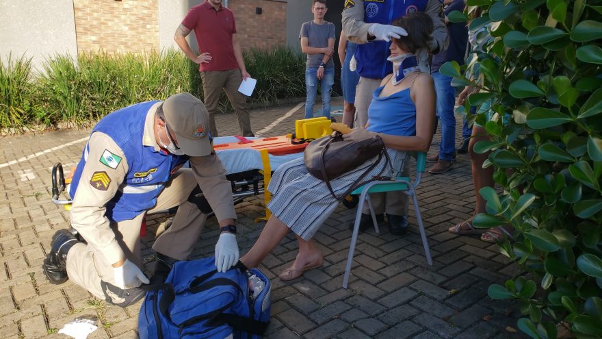 Atravessando a via na faixa de pedestres, mulher é atropelada na Rua Erechim, no Centro