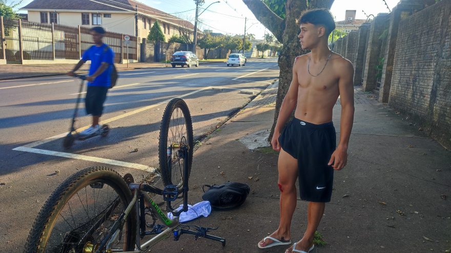 Após atingir objetos fixados no asfalto, jovem sofre queda de bicicleta e fica ferido