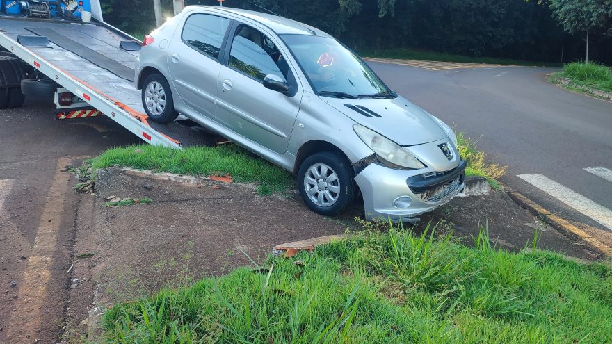 Motorista perde o controle de Peugeot e carro vai parar no canteiro, atrás do Shopping Catuaí