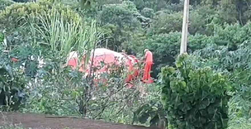 Funcionário de pedreira é flagrado lavando resíduos de caminhão betoneira em área de mata