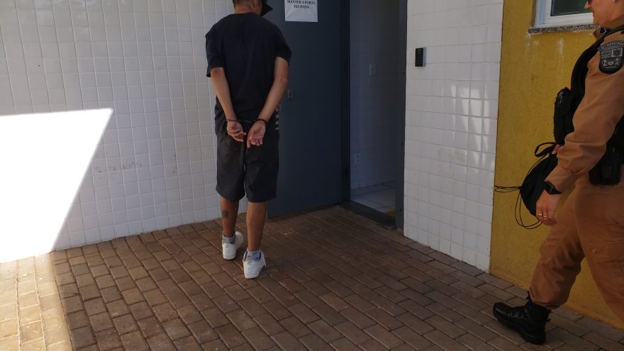 Cavalaria da PM prende homem por tráfico de drogas
