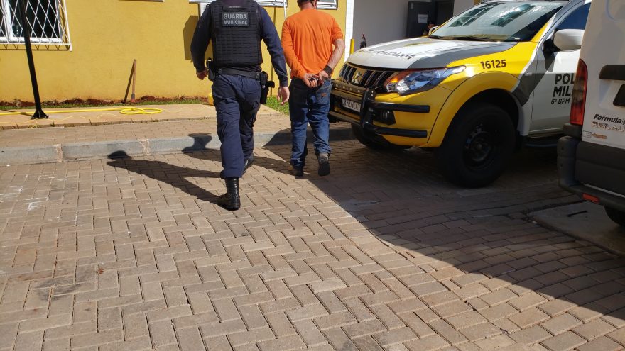 Homem de 49 anos é detido pela GM acusado de agredir o próprio pai, de 70 anos