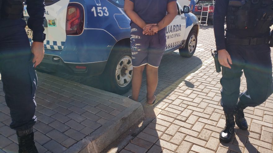 Procurada por diversos crimes, mulher é presa na Praça da Bíblia