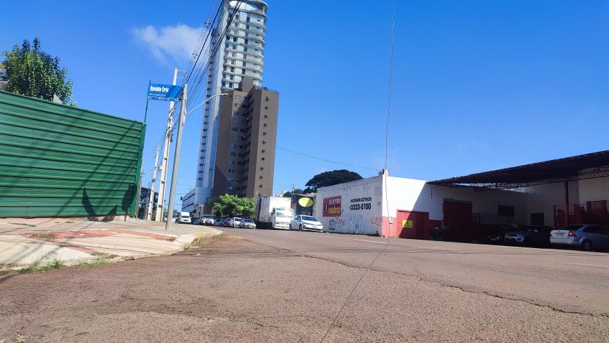 Atenção! Fios caídos podem causar acidentes na Rua Rio Grande do Sul com Osvaldo Cruz