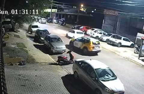 Vídeo mostra homem baleando ‘amigo’ em bar e imediata ação da PM para deter atirador Imagem referente a Vídeo mostra homem baleando ‘amigo’ em bar e imediata ação da PM para deter atirador