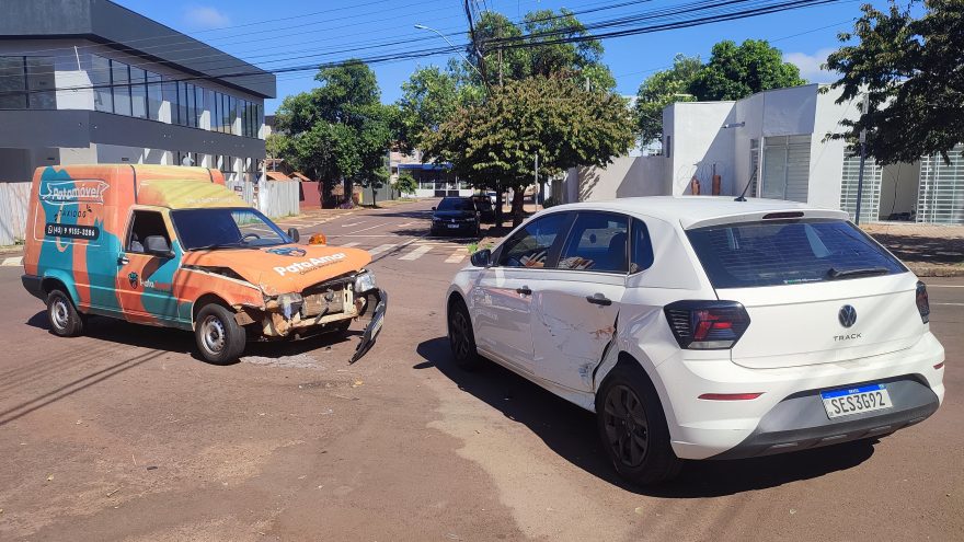 Fiorino e Polo se envolvem em colisão no cruzamento das ruas Rio Grande do Sul e Uruguai