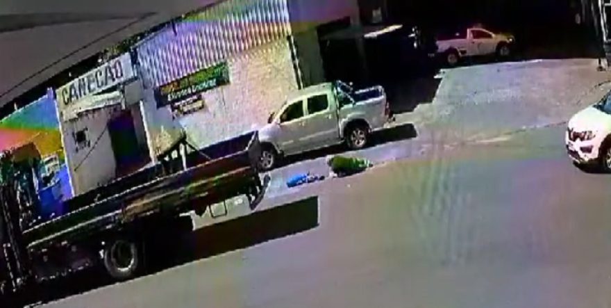 Câmeras registram momento em que guincho passa e causa acidente no Parque São Paulo