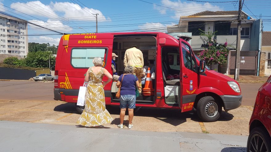 Mulher de 66 anos fica ferida após colisão entre HRv e caminhão, no Centro de Cascavel