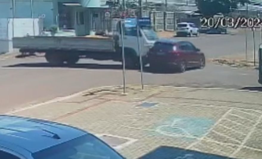 Vídeo mostra momento em que caminhão atinge lateral de HRv na Rua São Paulo