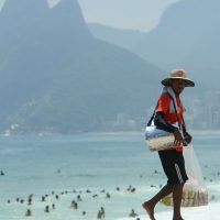 Imagem referente a Rio proíbe venda de alimento e bebida em embalagem de vidro nas praias