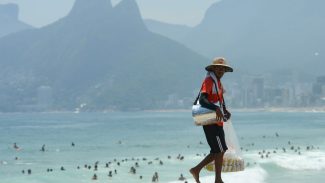 Rio proíbe venda de alimento e bebida em embalagem de vidro nas praias