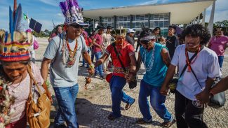 Indígenas fazem ato contra Marco Temporal em frente ao STF