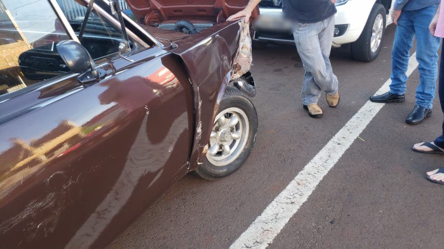 Acidente entre Corcel e Honda City é registrado na Avenida Interlagos