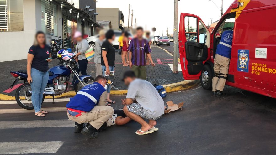 Jovem sofre queda de moto ao passar por óleo derramado na pista na Rua Europa