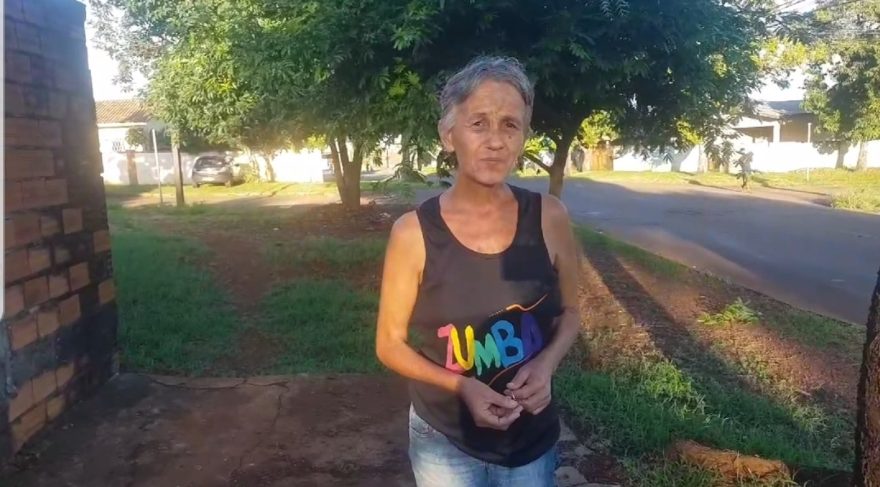 Moradora clama por ajuda por causa de árvore que pode cair no muro da sua casa