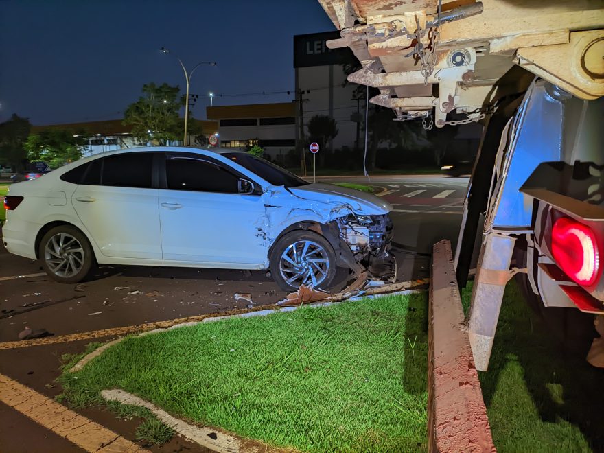 Virtus e carreta se envolvem em acidente na Avenida Brasil
