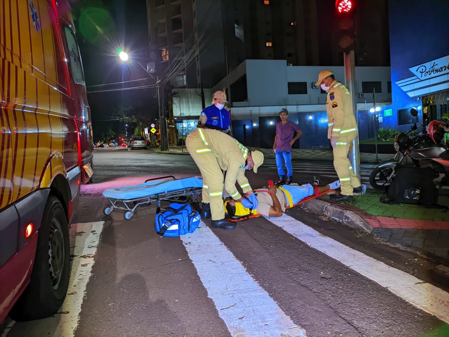 Motociclista bate contra Semáforo no centro e é socorrido pelo Siate