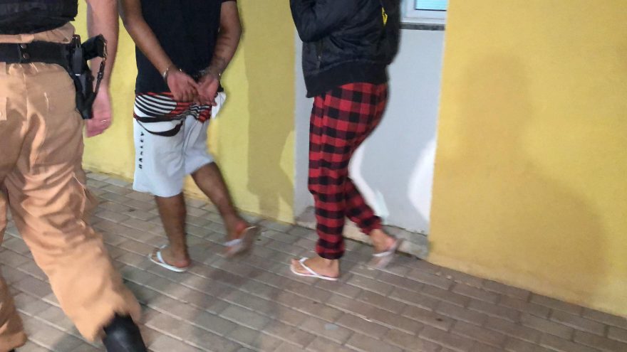 Quatro são encontrados em residência no Cascavel Velho com drogas, revólver e munições