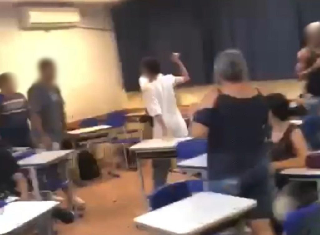Adolescente esfaqueia colegas em sala de aula durante briga no Paraná