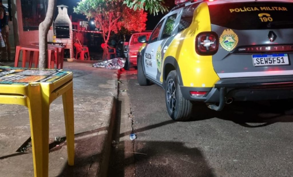Comerciante é executado e cliente baleado na frente de lanchonete no Paraná