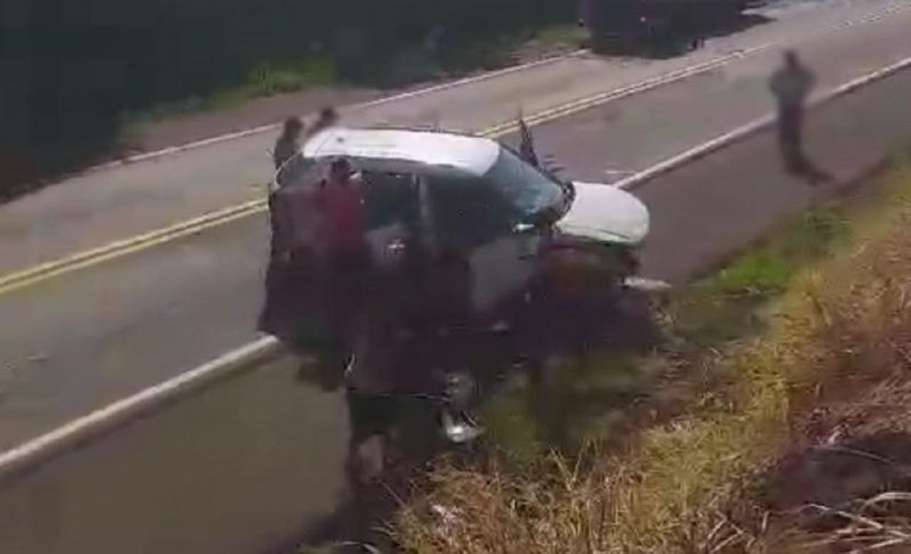 Carro carregado com cigarros é saqueado por indígenas após acidente em Terra Roxa
