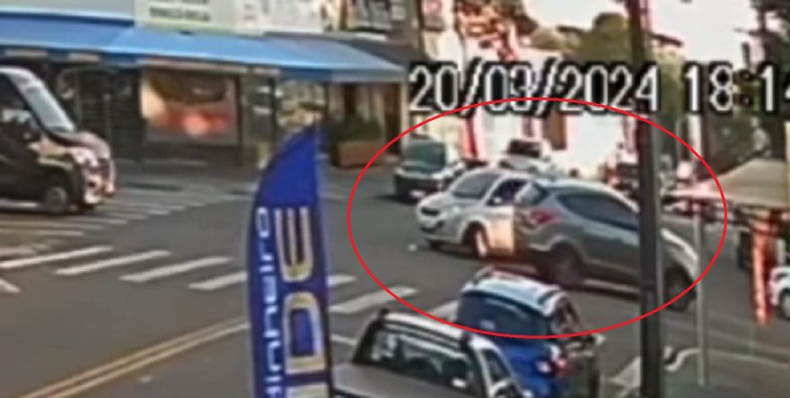 Câmera registra acidente entre dois carros no São Cristóvão
