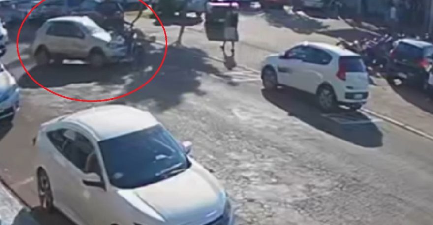 Outro acidente entre moto e carro é flagrado por câmera de segurança