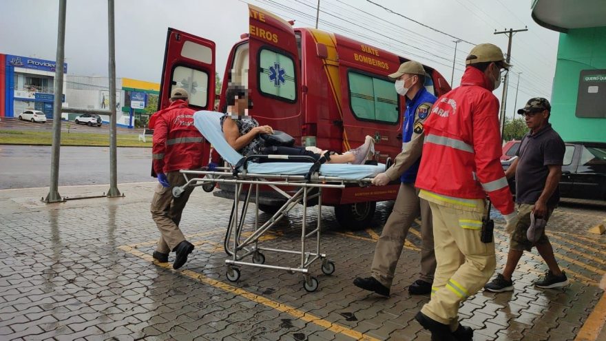 Mulher escorrega e sofre luxação no joelho na Avenida Tancredo Neves