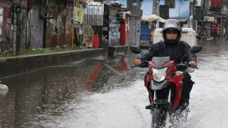 Temporal: prefeito do Rio pede que população antecipe volta para casa