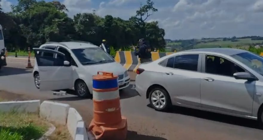 PRF intercepta transporte ilegal de cigarros de Foz do Iguaçu para capital paranaense