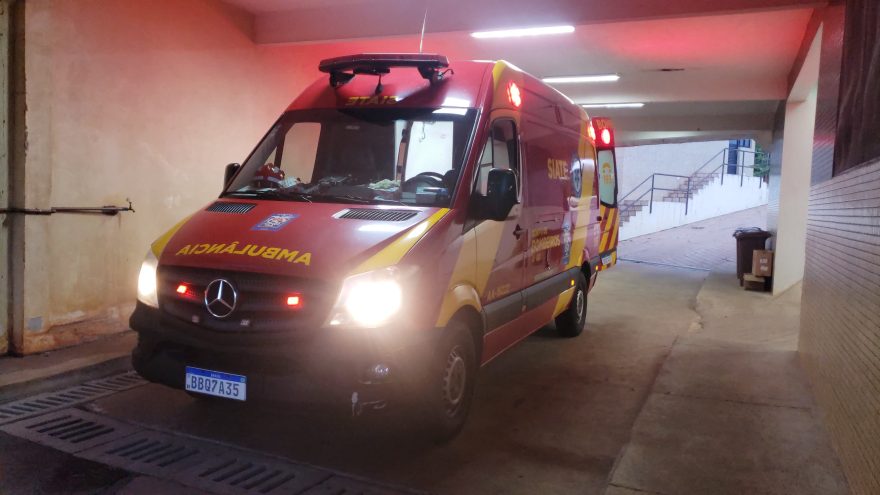 Ciclista tem suspeita de fratura no braço em acidente de trânsito no Santos Dumont