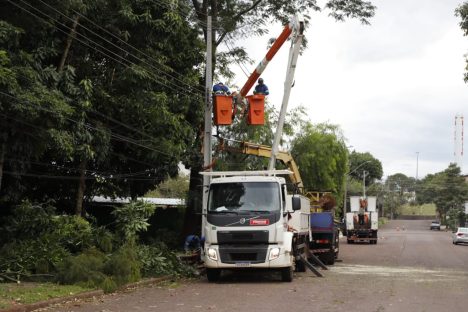 2.800 desligamentos de energia já foram feitos pela Copel em Cascavel devido ao avanço do temporal Imagem referente a 2.800 desligamentos de energia já foram feitos pela Copel em Cascavel devido ao avanço do temporal