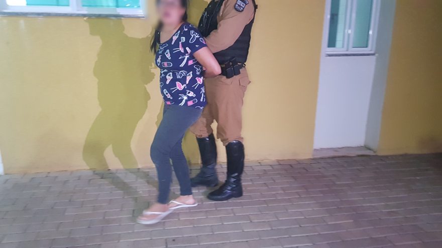 Mulher é presa após desacatar policiais durante abordagem de rotina