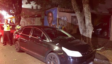 Imagem referente a Motorista estaciona em frente de garagem, é multado e perde quatro pontos na Carteira