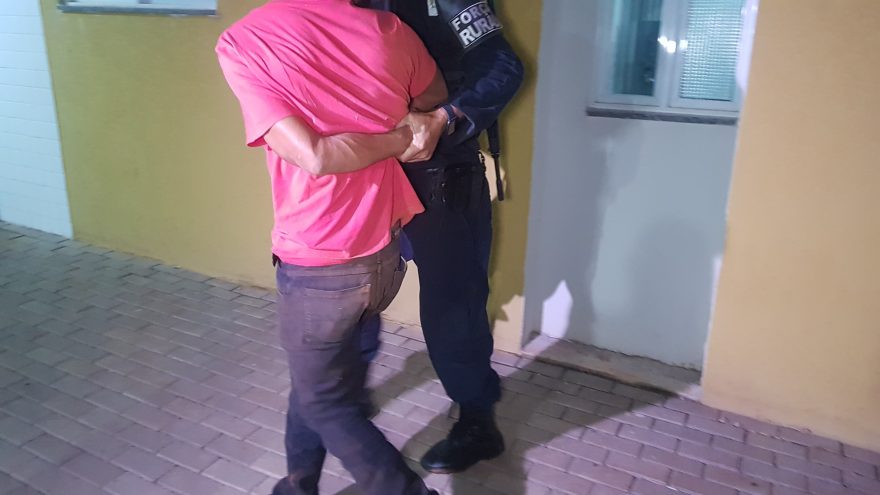 Homem é preso após dar facada na irmã durante briga