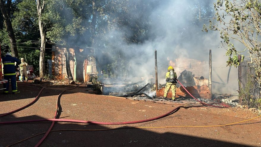 Incêndio destrói casa de madeira no Jardim Melissa