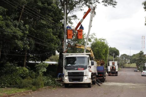 Imagem referente a 13 mil imóveis ficaram sem energia elétrica após temporal em Cascavel