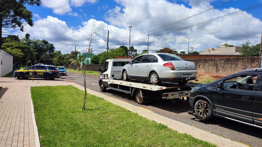 Trio é detido pela PRF na BR-277 com veículo furtado em Curitiba
