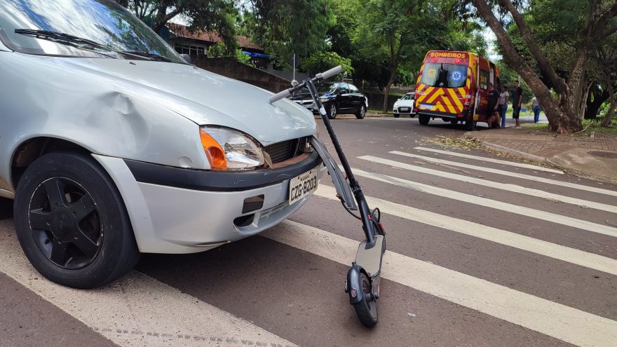 Jovem fica ferida após se envolver em colisão entre carro e patinete