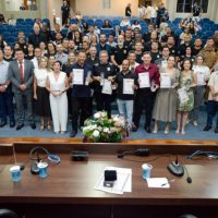 Policiais civis de Ponta Grossa e Telêmaco Borba recebem medalhas de serviço