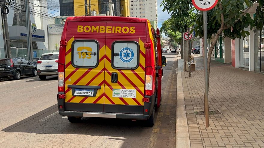 Mulher é atropelada por moto na Rua Paraná