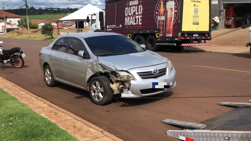 Astra e Corolla se envolvem em acidente no Riviera