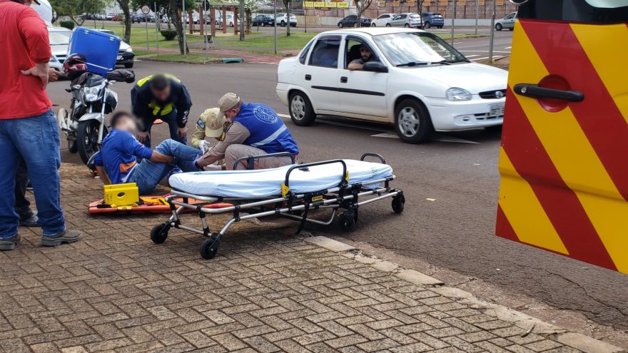 Jovem fica ferido em queda de moto na Avenida Tancredo Neves