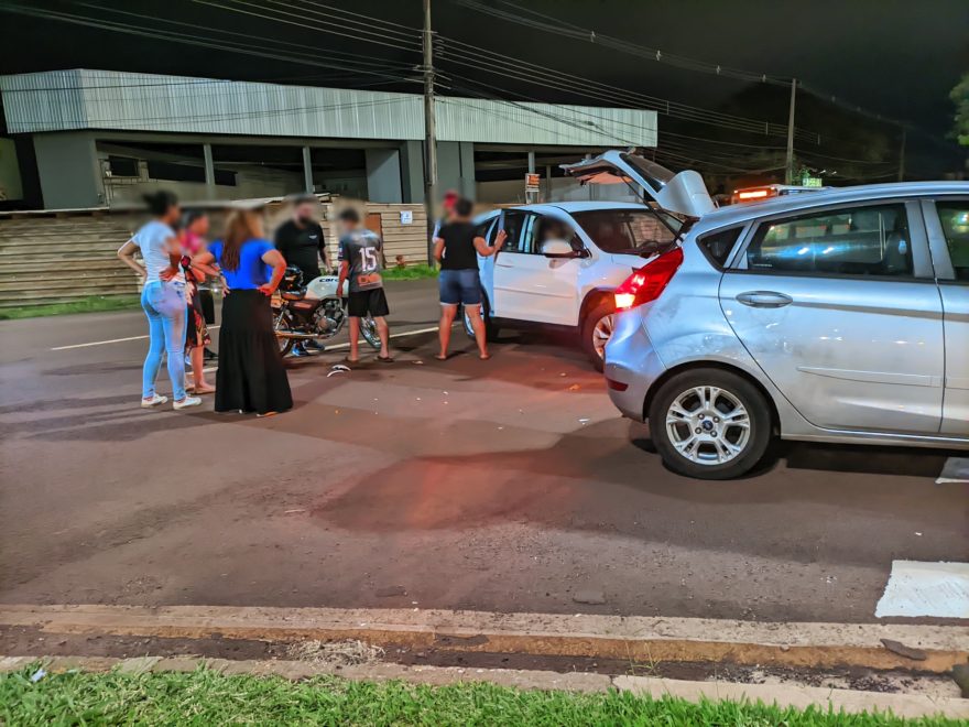 Motociclista fica ferido em acidente na Avenida Tancredo Neves