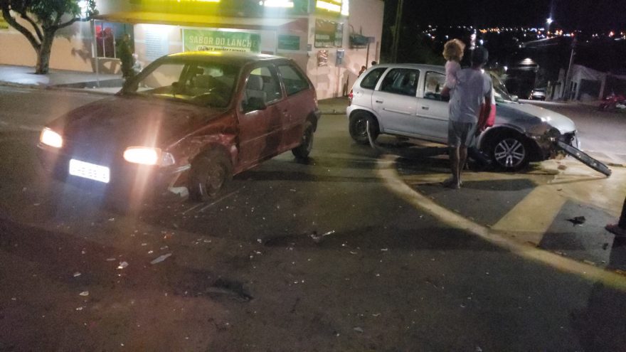 Gol e Corsa colidem na rotatória da Rua Ipanema, no Brasília